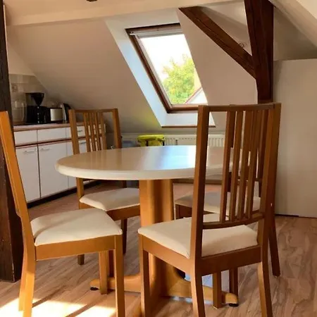 Schöne Möblierte Dachgeschosswohnung In