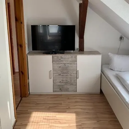 Schöne Möblierte Dachgeschosswohnung In Apartamento Fürstenwalde