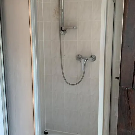 Apartament Schoene Moeblierte Dachgeschosswohnung In