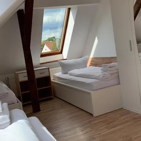 Schoene Moeblierte Dachgeschosswohnung In شقة