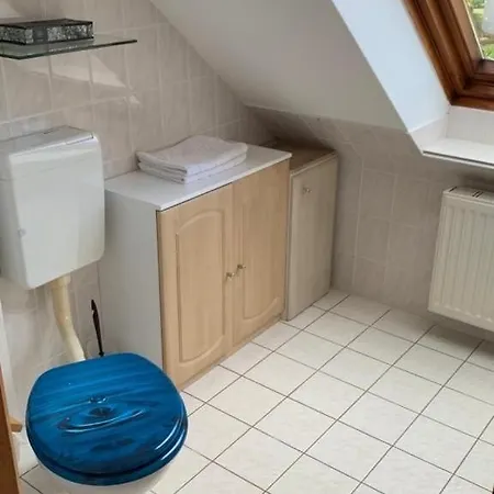 Schoene Moeblierte Dachgeschosswohnung In شقة *