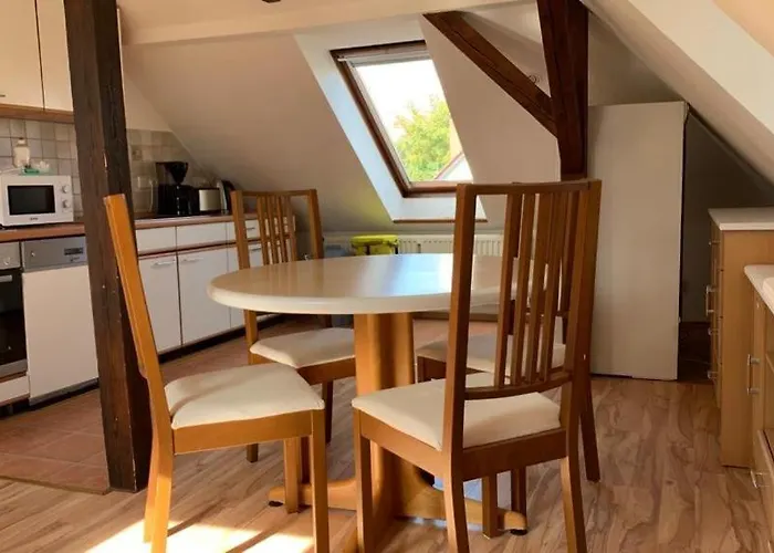 Schöne Möblierte Dachgeschosswohnung In