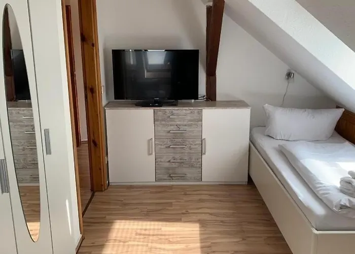 Schöne Möblierte Dachgeschosswohnung In Apartamento Fürstenwalde