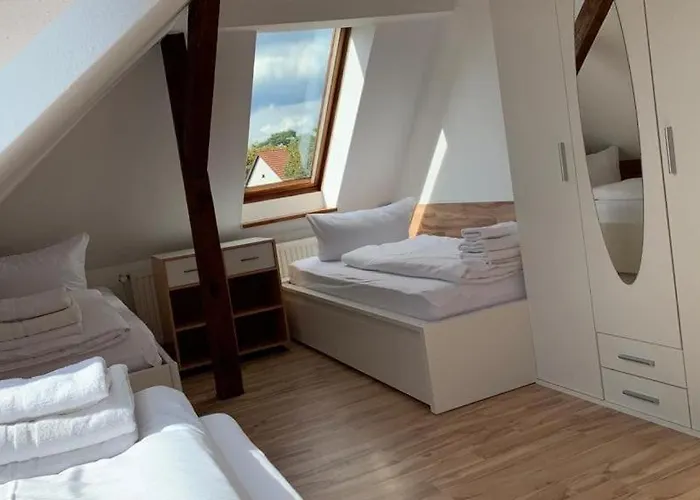 Schoene Moeblierte Dachgeschosswohnung In شقة