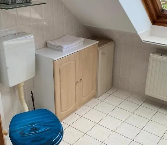 Schoene Moeblierte Dachgeschosswohnung In شقة *